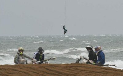 Maltempo e bora: mare e spiaggia un'attrazione per gli sportivi a Lignano