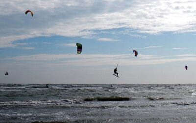 Freddo e Bora non fermano gli sportivi del mare: kitesurf in acqua a Lignano 23-24/02/2018