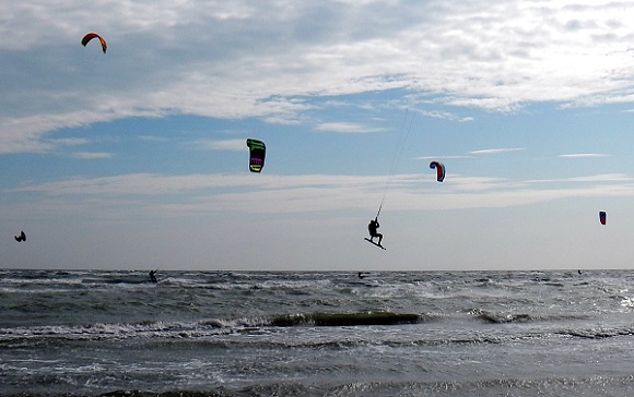 Freddo e Bora non fermano gli sportivi del mare: kitesurf in acqua a Lignano 23-24/02/2018