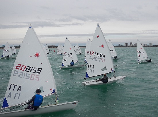 Splendida e ventosa Regata Laser domenica 18 marzo... in riva i kiters a Lignano