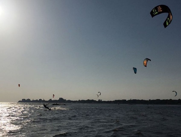 KITESURF: OTTIME NOTIZIE DAL LITORALE ROMANO 450MT DEDICATI A TAVOLA E AQUILONE