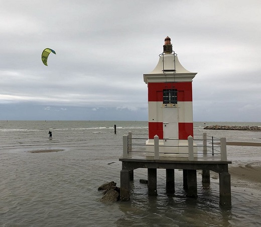 Domenica 26 agosto ventosa e fresca a Lignano: kite e windsurf dall'alba in mare
