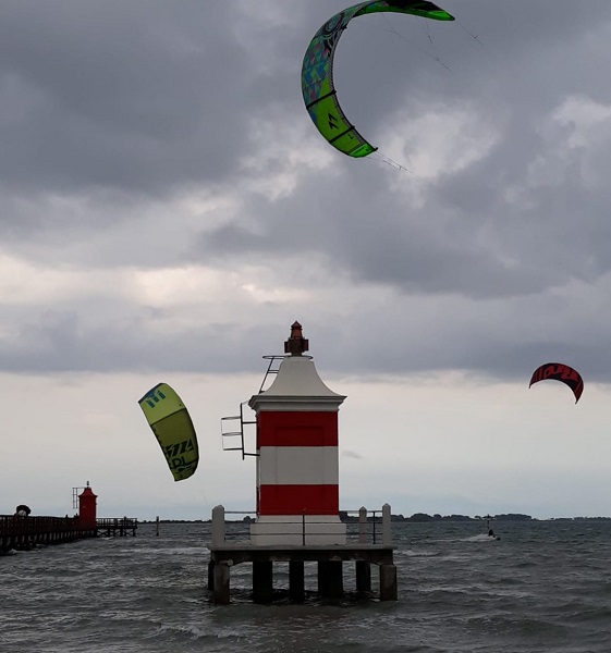 1 settembre: vento e temporali non fermano i kiters a Lignano