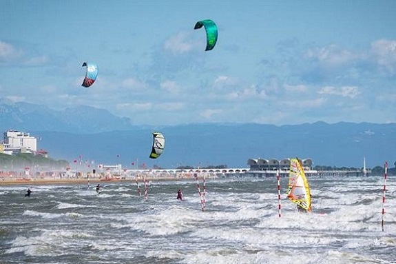 Vento forte a Lignano il 24 settembre: kitesurf e windsurf in festa