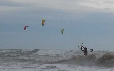 Allerta meteo e scirocco a Lignano: kite e windsurf in mare