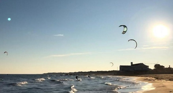 Bora, sole, freddo: kiters in acqua a Lignano S. 28.11.2018