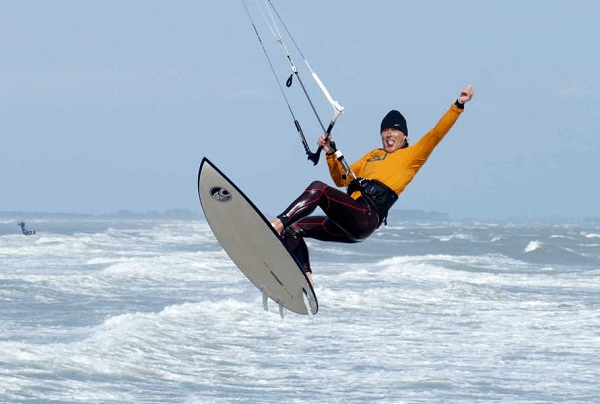 kitesurf e windsurf in festa a Lignano (UD) con la sciroccata di giovedì 4 aprile