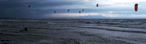 Il Maltempo a Lignano attira sportivi con tavole e vele