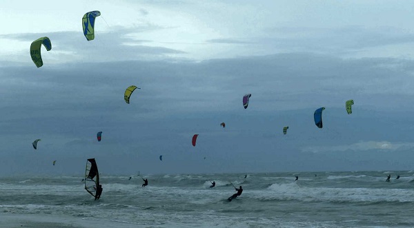 Sciroccata di domenica 3 novembre a Lignano Sabbiadoro: invasione di tavole e vele in mare