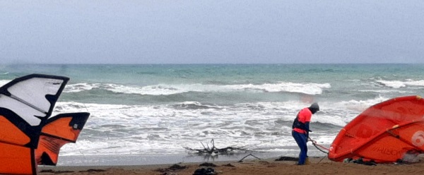 31 gennaio con bora, gelo e pioggia: tavole e vele in mare