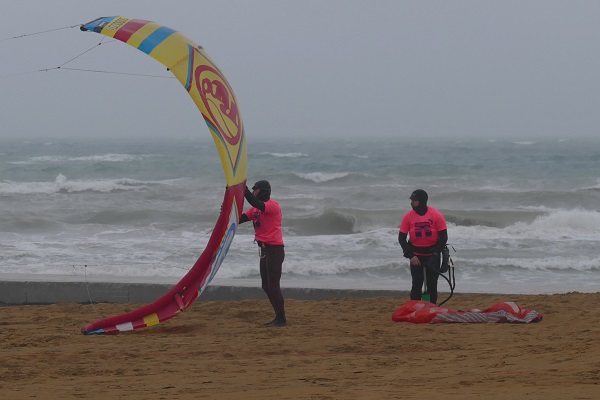 Scirocco e pioggia a Lignano ...si essce in mare con tavole e vele domenica 7 febbraio