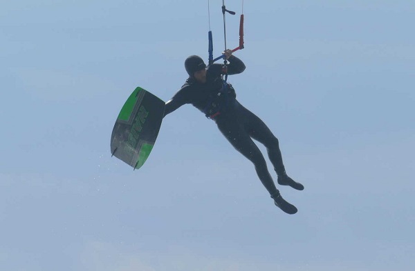 Bora soleggiata a Lignano sabato 3 aprile: sportivi locali in acqua
