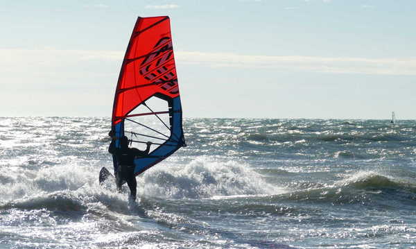 Sole e bora a Lignano sabato 6 novembre: tavole e vele in acqua