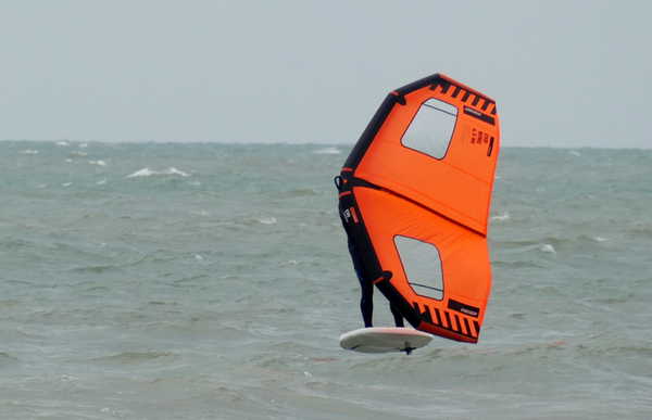 Bora a Lignano: wing e kite in mare
