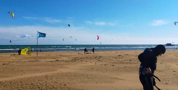 Sole e bora a Lignano sabato 26 febbraio: tutti in mare con tavole e vele