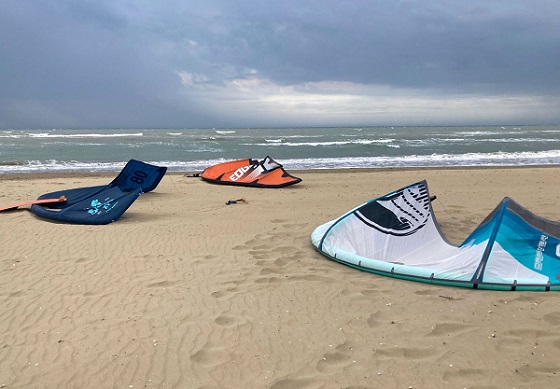 Bora sabato 28 maggio a Lignano: Kiters migrano pur di uscire in mare