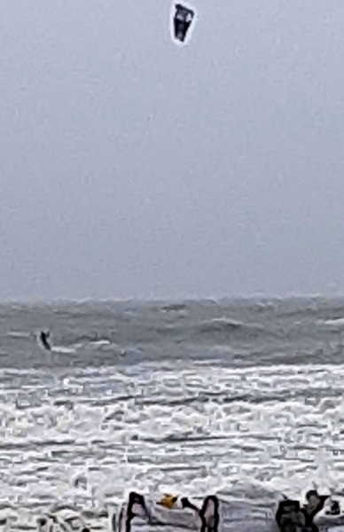 Maltempo a Lignano: kite in mare