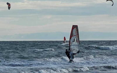 Dicembre inizia con vento e sole a Lignano: cosa c'è di meglio per uscire in mare