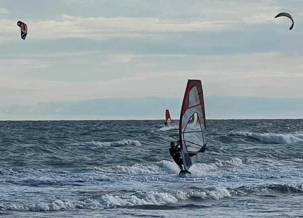 Dicembre inizia con vento e sole a Lignano: cosa c'è di meglio per uscire in mare