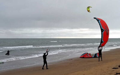 Freddo e vento a Lignano: tavole e vele in acqua