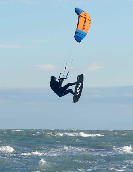 Sole, freddo e bora: giornata spettacolare per gli amanti degli sport di mare a Lignano