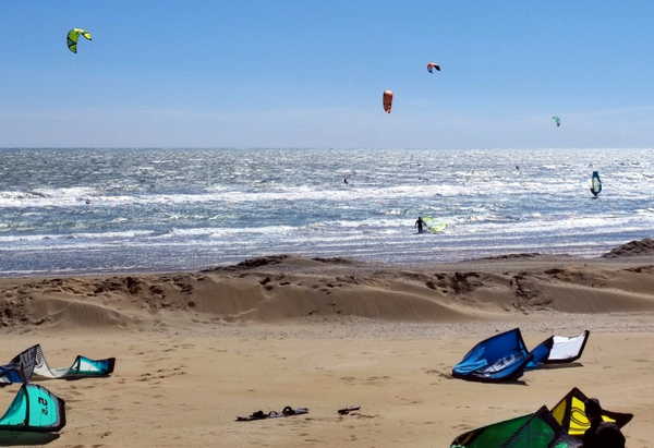 Bora forte soleggiata a Lignano lunedì 3 aprile: festa grande in mare con tavole e vele