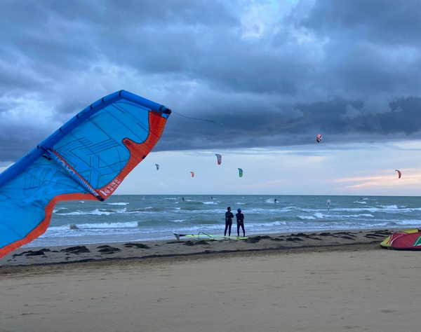 Bora a Lignano: kite in festa con spiaggia e mare a disposizione