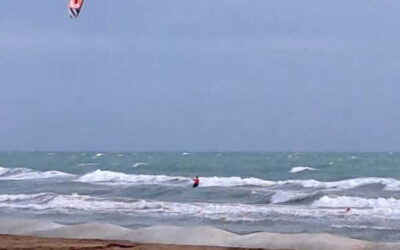 Maltempo anche a Lignano: scirocco, onda, pioggia non fermano i kiters