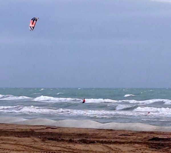 Maltempo anche a Lignano: scirocco, onda, pioggia non fermano i kiters