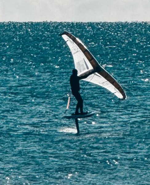 Vento e Sole a Lignano sabato 25/11: Wingfoil in acqua