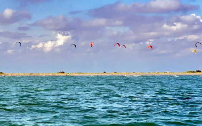 Kiters all'Isola delle Conchiglie sabato 6 luglio durante la splendida e soleggiata sciroccata