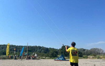 Un momento delle prime prove a terra di gestione della vela - Kite all'Isola delle Conchiglie