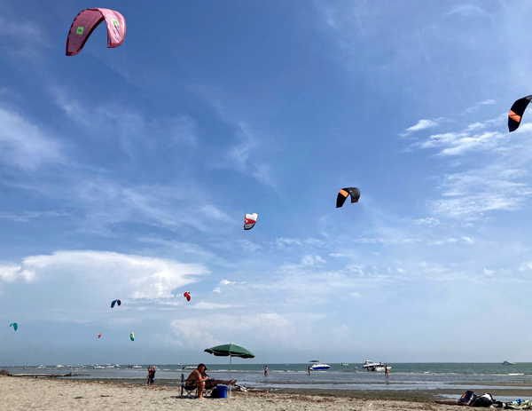 Ancora fantastiche brezze a Lignano, ancora kiter in mare