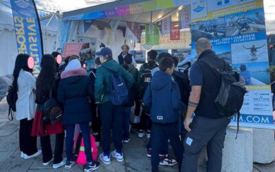 I ragazzi/e in visita allo stand Sea4All ascoltano e si informano sulle possibilità di vivere il mare veramente per tutti