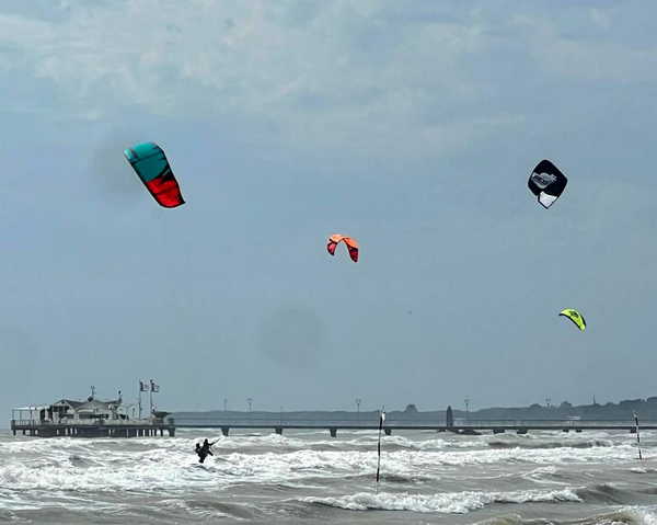 Scirocco e mare formato ideali per gli sportivi con tavole e vele a Lignano Sabbiadoro venerdì 27.09