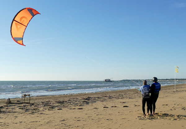 Borino e sole: a Lignano neoappassionatissimi si cimentano nel kitesurf