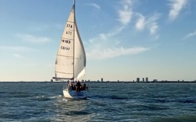 Barca a vela in regata