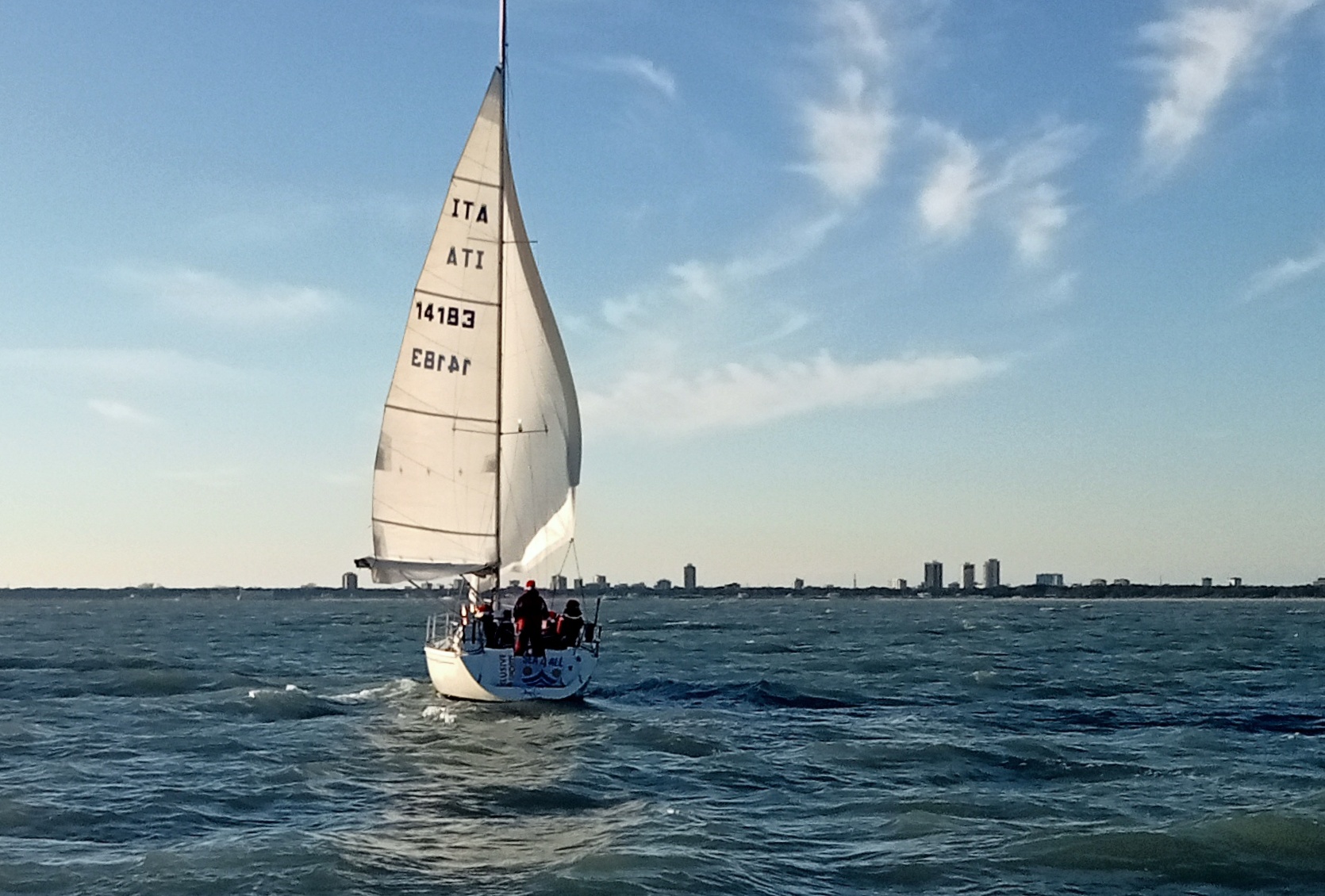 Barca a vela in regata