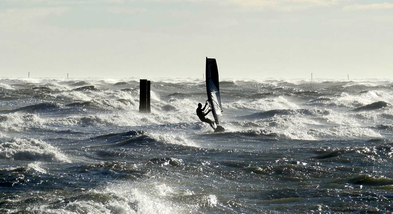 Sole e Bora forte a Lignano Sabbiadoro si esce in mare con raffiche a 47 nodi 13.01.2025