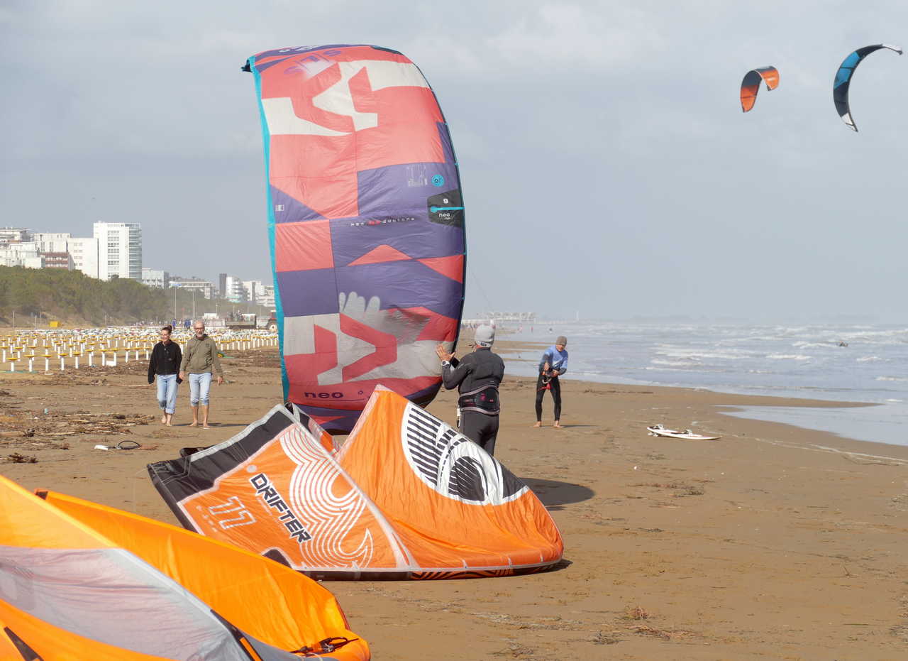 Maltempo e scirocco 17042025 sportivi in mare a Lignano