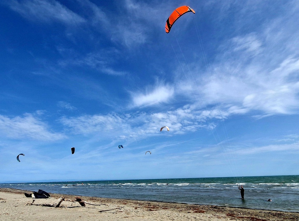 Domenica sciroccata a Lignano festa in mare con velisti e kiters 4 maggio 2025
