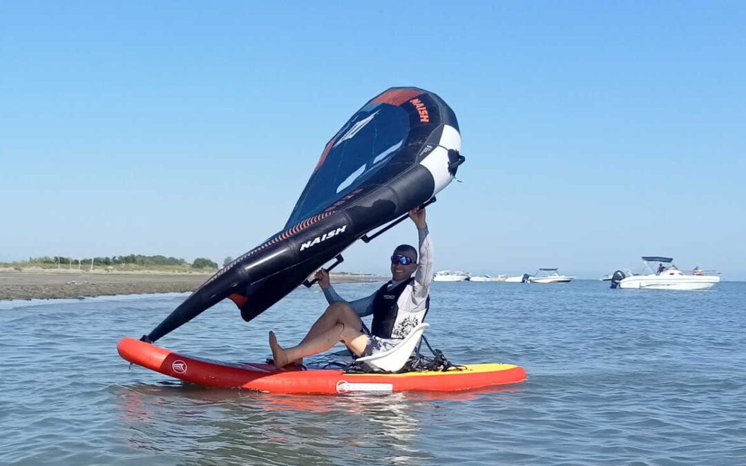 Il campione paralimpico di vela Antonio Squizzato si cimenta con kite e wing a Lignano Sabbiadoro