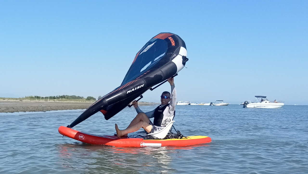 Il campione paralimpico di vela Antonio Squizzato si cimenta con kite e wing a Lignano Sabbiadoro