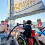 In mare a veleggiare in equipaggio multisportivo tutto è possibile per tutti a bordo dell'accessibile Càpita a Lignano Sabbiadoro