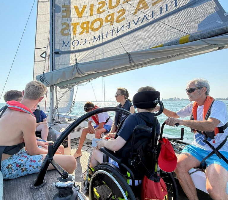 In mare a veleggiare in equipaggio multisportivo: tutto è possibile per tutti a bordo dell’accessibile Càpita a Lignano Sabbiadoro