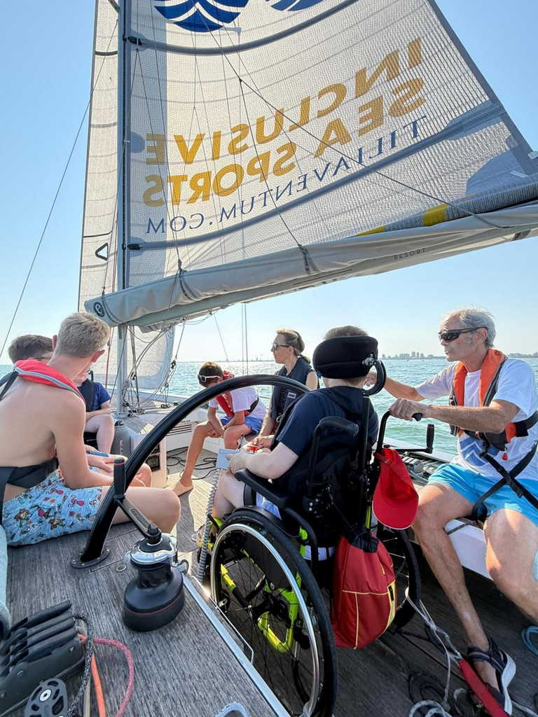 In mare a veleggiare in equipaggio multisportivo tutto è possibile per tutti a bordo dell'accessibile Càpita a Lignano Sabbiadoro