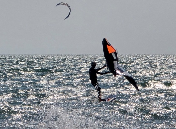 Sole e bora mattutina lunedì 11 agosto a Lignano: immancabili tavole e vele in acqua