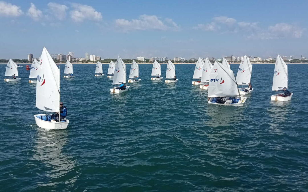 News 9 10° Trofeo CONI a Lignano Sabbiadoro: una splendida giornata accompagna le regate di vela e canottaggio