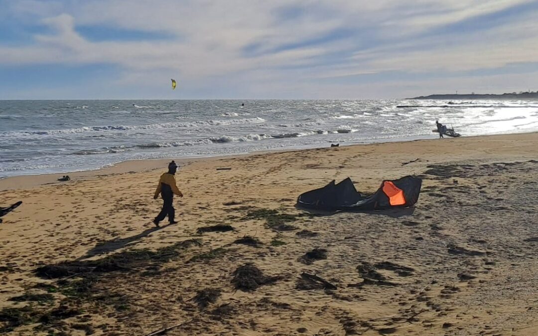 Bora, gelide raffiche, sole, frangenti, … tutti in mare con tavole e vele a Lignano Sabbiadoro