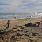 Bora, gelide raffiche, sole, frangenti, ... tutti in mare con tavole e vele a Lignano Sabbiadoro